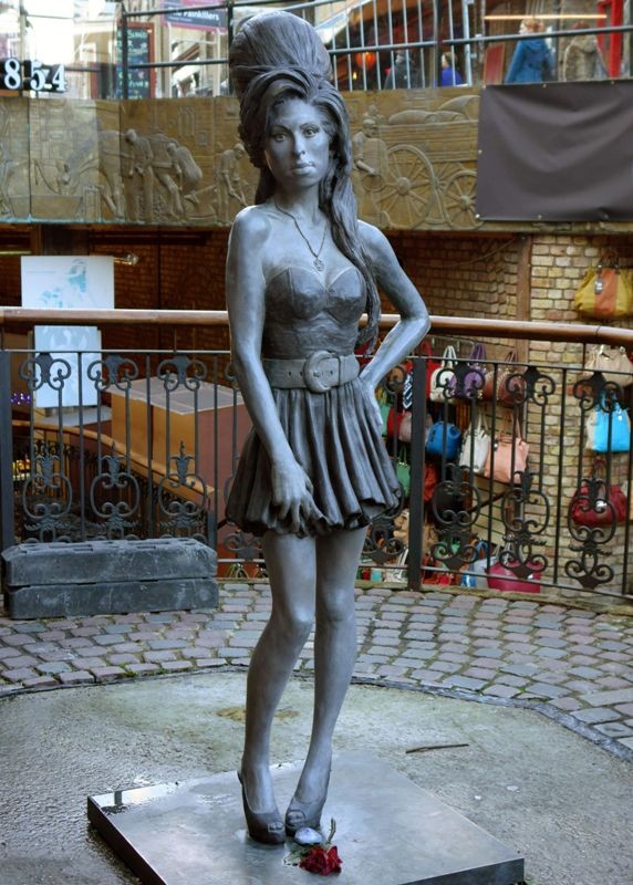 Amy Winehouse postavili sochu v Londýne